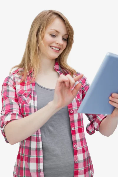 Donna che tocca un tablet mentre lo guarda — Foto Stock
