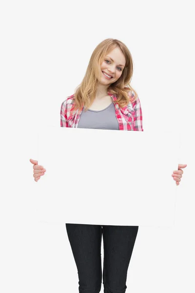 Mujer sosteniendo un tablero en blanco —  Fotos de Stock