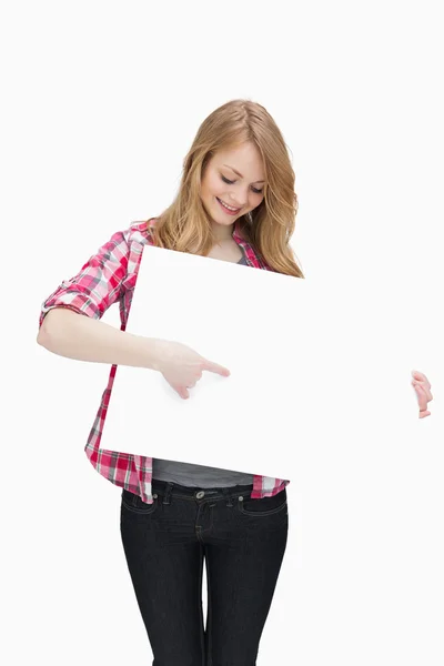 Femme regardant un tableau blanc — Photo