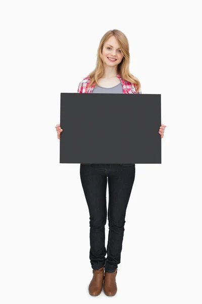 女人拿一块黑色的板子 — 图库照片