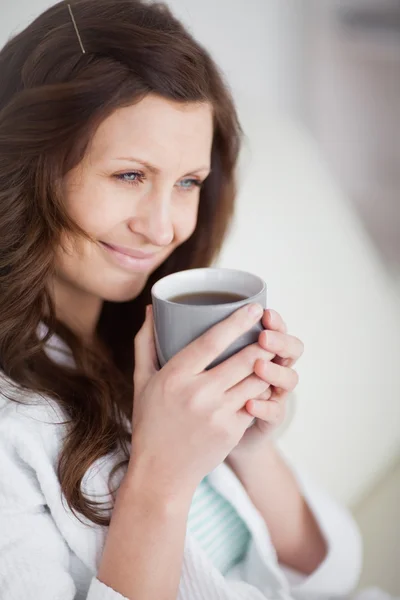 Femme tenant une tasse de café — Photo