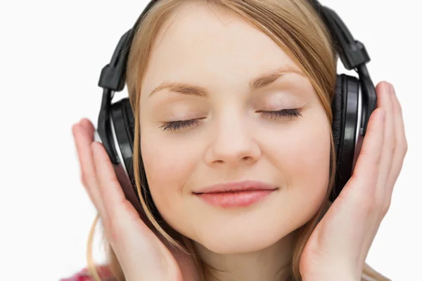 Primer plano de una mujer con auriculares —  Fotos de Stock