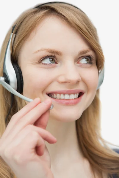 Nahaufnahme einer Frau mit Headset, die nach oben schaut — Stockfoto