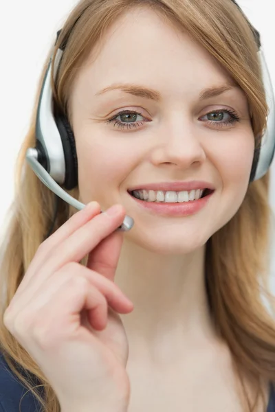 Frau mit Headset blickt in Kamera — Stockfoto