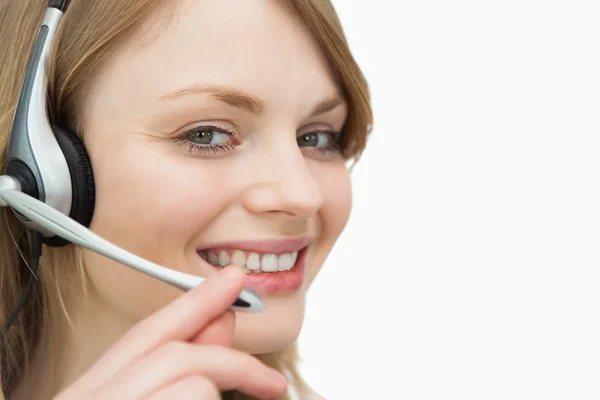 Mulher com fone de ouvido sorrindo — Fotografia de Stock