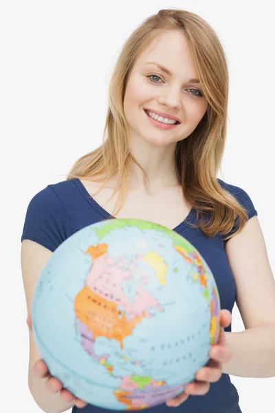 Mulher segurando um globo — Fotografia de Stock