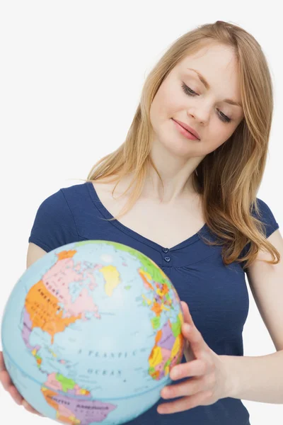 Mujer sosteniendo un globo mientras lo mira —  Fotos de Stock