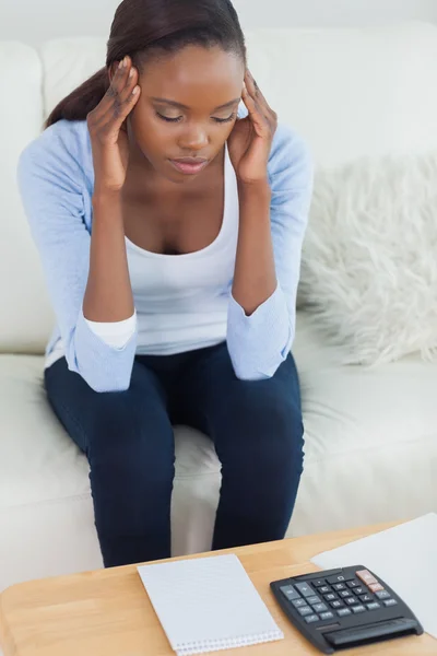 Mujer negra con dolor de cabeza —  Fotos de Stock