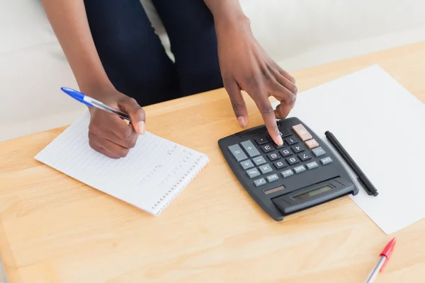 Primer plano de una mujer usando una calculadora —  Fotos de Stock