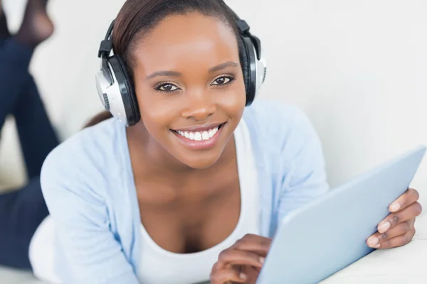 Schwarze Frau hört Musik, während sie in die Kamera schaut — Stockfoto