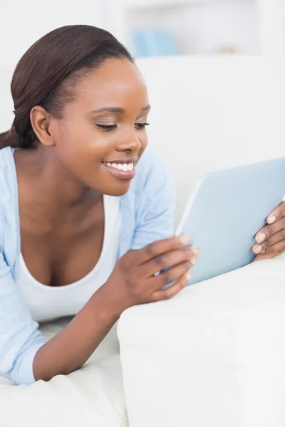 タブレット コンピューターを保持し、それを見ている黒人女性 — ストック写真