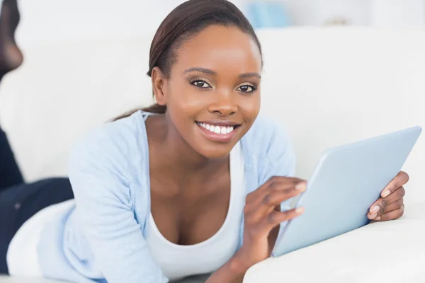 タブレット コンピューターを保持しながら笑顔の黒人女性 — ストック写真
