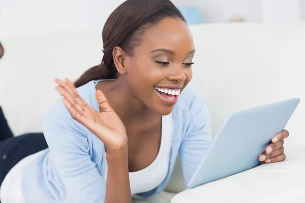 タブレット コンピューターを保持している黒人女性 — ストック写真