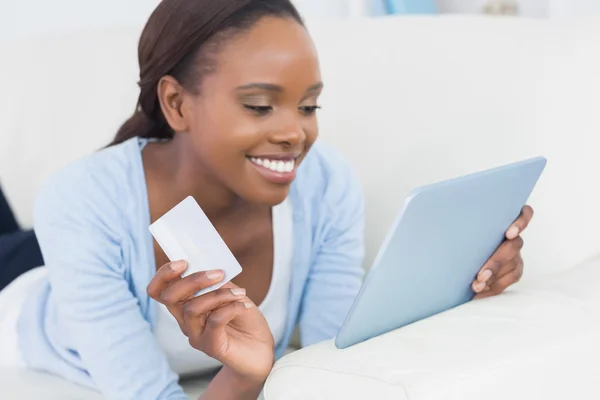クレジット カードを保持している前面に横になっている黒人女性 — ストック写真