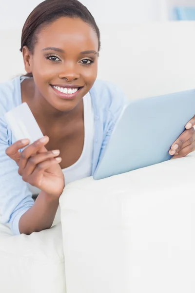 Black woman holding a credit card and a tablet computer — Stock Photo, Image