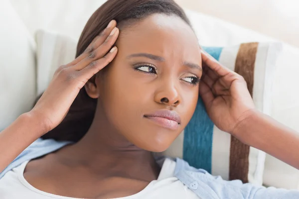 Zwarte vrouw hebben pijn op het hoofd — Stockfoto