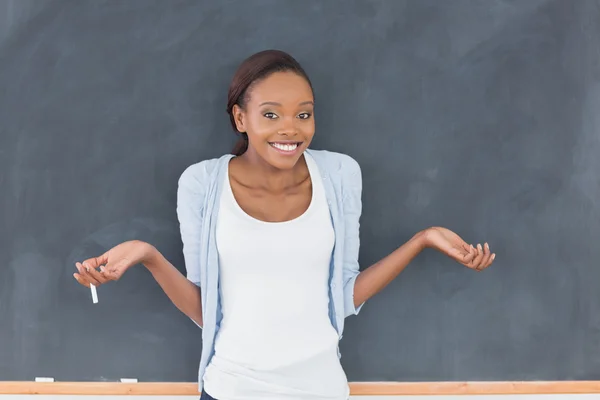 Femme noire hésitant tout en souriant — Photo