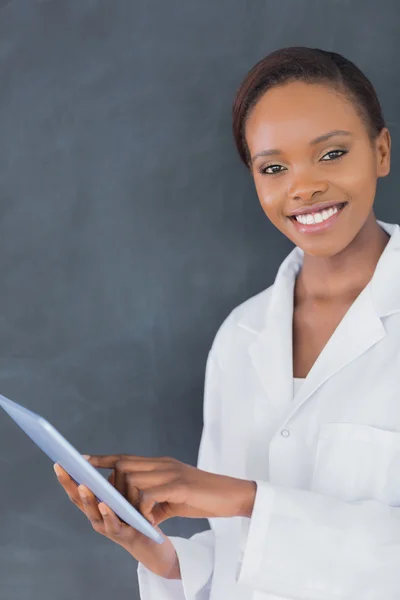 Lehrer hält Tablet-Computer in der Hand — Stockfoto