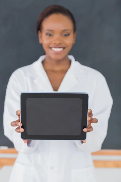 Concentre-se em uma mulher negra segurando um computador tablet — Fotografia de Stock