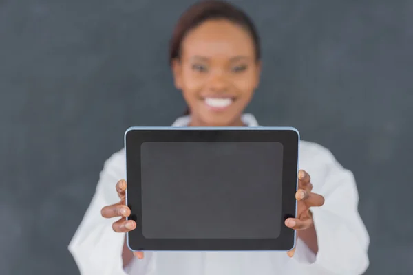 Concentre-se em uma mulher negra segurando um ebook — Fotografia de Stock