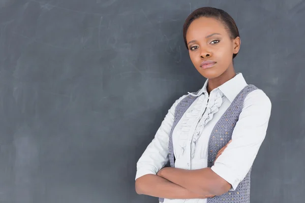 Ernsthafter schwarzer Lehrer schaut in die Kamera — Stockfoto