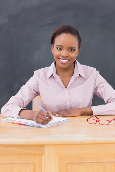 Insegnante che scrive sorridendo — Foto Stock