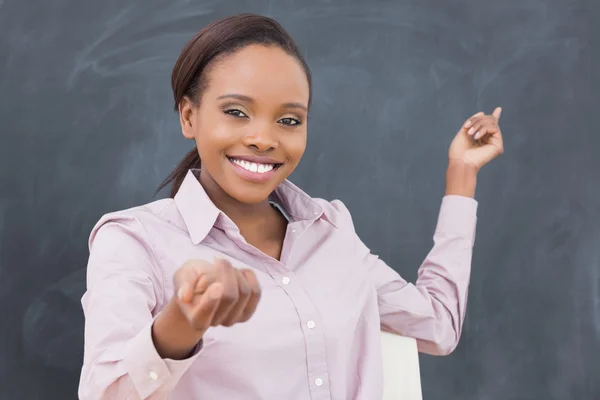 Zwarte leraar glimlachen terwijl het bord wordt weergegeven — Stockfoto