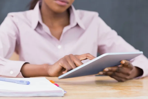 Primer plano de un profesor usando una tableta — Foto de Stock