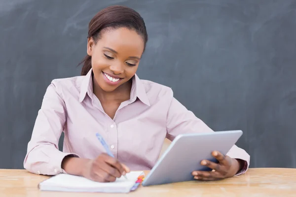 Profesor sonriendo mientras sostiene una tableta — Foto de Stock