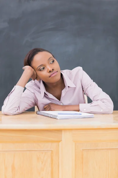 Nahaufnahme einer nachdenklichen schwarzen Frau auf dem Schreibtisch — Stockfoto