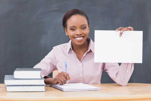 Zwarte leraar houden een blanco papier — Stockfoto