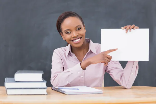 Чорний вчитель тримає чистий папір, посміхаючись — стокове фото