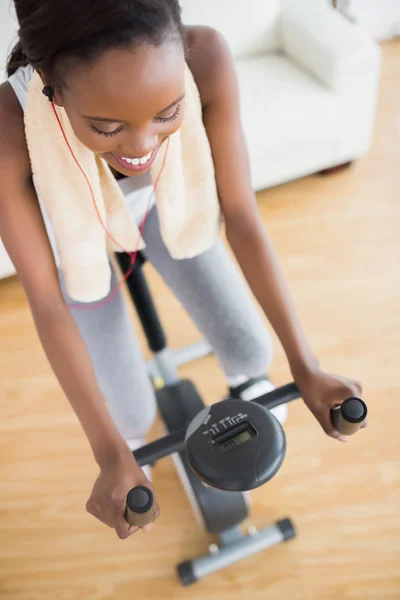 Vista alta de uma mulher negra sentada em uma bicicleta de exercício — Fotografia de Stock