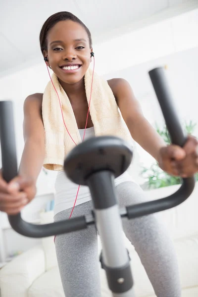 Vista frontal de uma mulher negra fazendo bicicleta de exercício — Fotografia de Stock