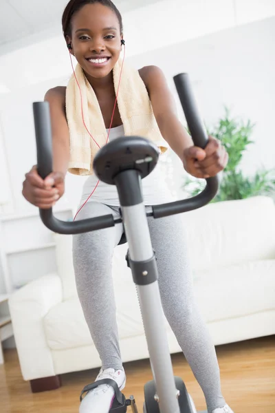 Zwarte vrouw die lacht terwijl het doen van sport — Stockfoto