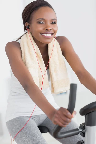 Nero donna guardando lontano mentre fare sport — Foto Stock