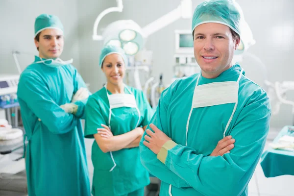 Surgical team smiling with arms crossed — Stock Photo, Image