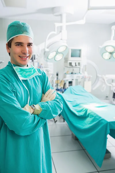 Chirurg met gekruiste armen glimlachen — Stockfoto