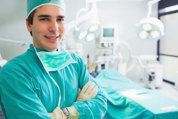 Мужской хирург смотрит в камеру — стоковое фото