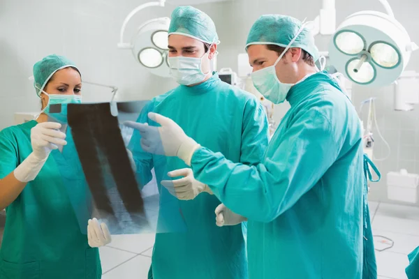 Primo piano di un team chirurgico che analizza una radiografia — Foto Stock