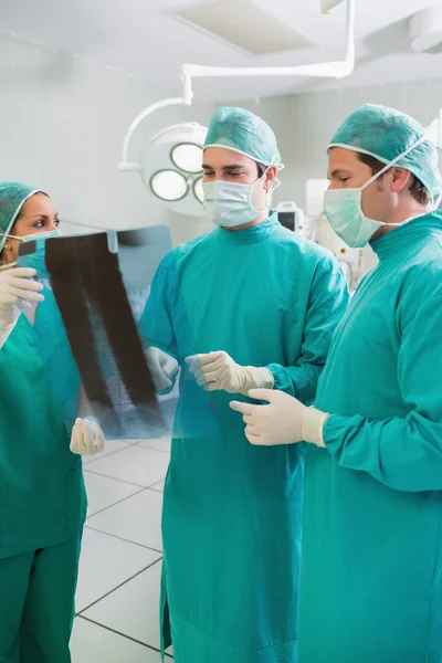 Perto de uma equipa cirúrgica a examinar um raio-X — Fotografia de Stock