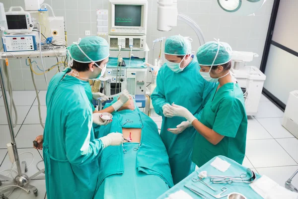 Vista de ángulo alto del cirujano operando a un paciente poco consciente — Foto de Stock