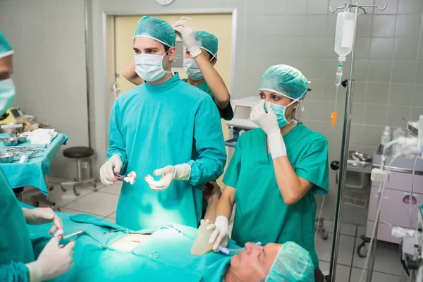 Infirmière attachant le masque du chirurgien — Photo