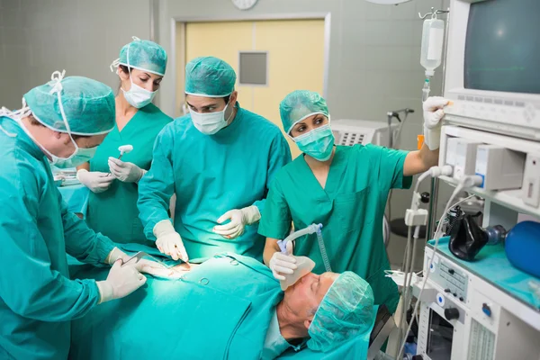 Krankenschwester stellt Monitor neben Patientin ein — Stockfoto