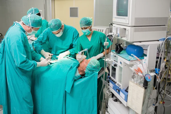 Vista de uma equipe médica operando — Fotografia de Stock