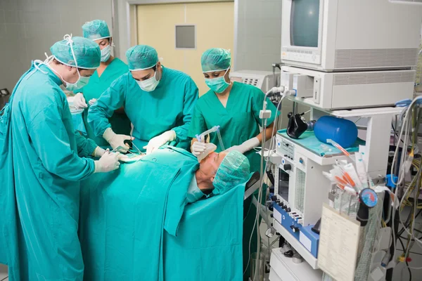 Vue d'une équipe médicale opérant un patient — Photo