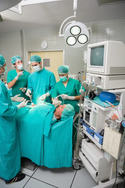 Paciente deitado em uma cama médica submetido a uma operação — Fotografia de Stock