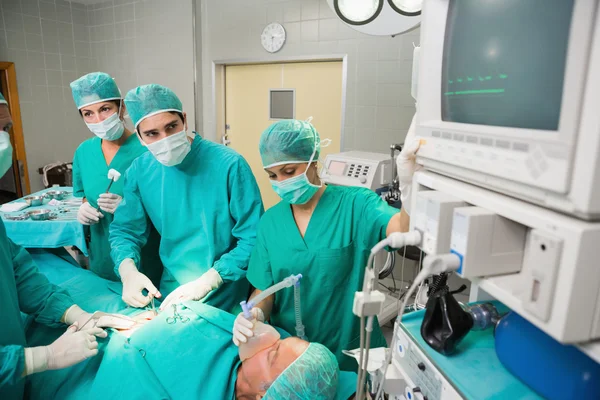 Концентрированный хирург смотрит на монитор — стоковое фото