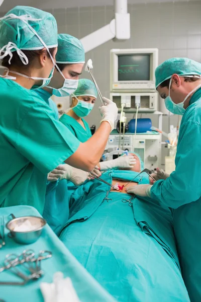 Enfermeira esfregando a testa de um cirurgião — Fotografia de Stock