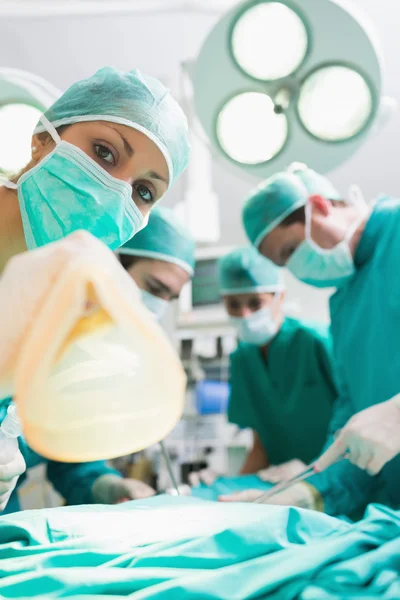 Concentre-se em uma enfermeira segurando uma máscara de anestesia — Fotografia de Stock